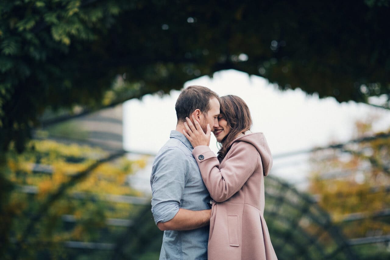 Le prix d'un photographe de mariage peut également comprendre une séance photo engagement. Ici on voit deux amoureux sur le point de s'embrasser. Le photographe capture leur amour.